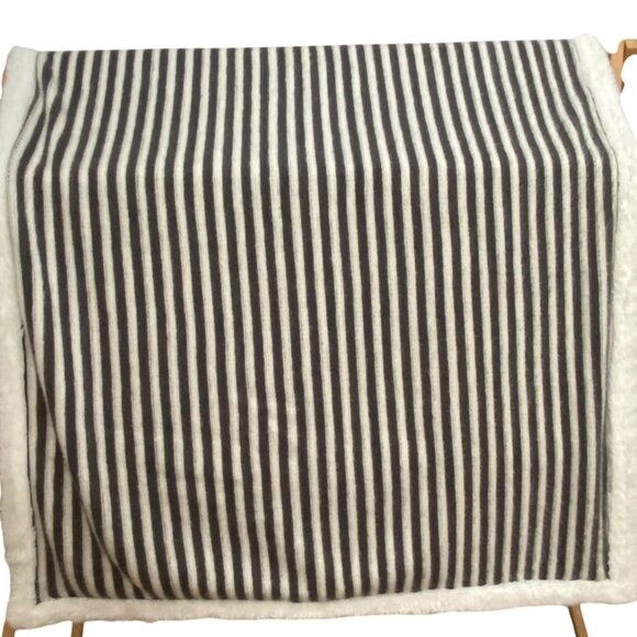 Pottery Barn Kids Striped Sherpa Throw Blanket Plush Neutral Classic Fall Winter - Picture 1 of 5
